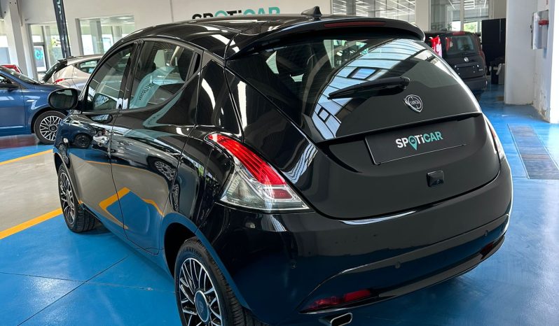 LANCIA YPSILON 2024 HYBRID PLATINO pieno