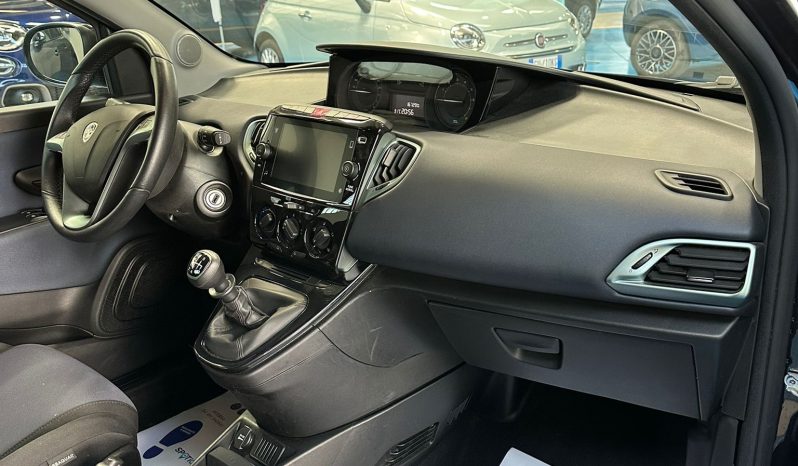 LANCIA YPSILON 2024 HYBRID PLATINO pieno