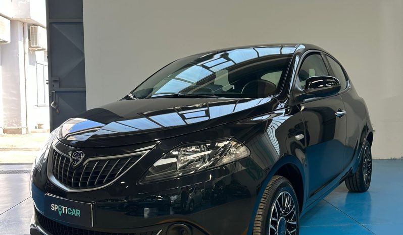 LANCIA YPSILON 2024 HYBRID PLATINO pieno