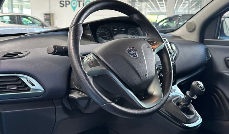 LANCIA YPSILON 2024 HYBRID PLATINO pieno