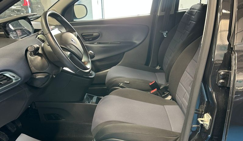 LANCIA YPSILON 2024 HYBRID PLATINO pieno