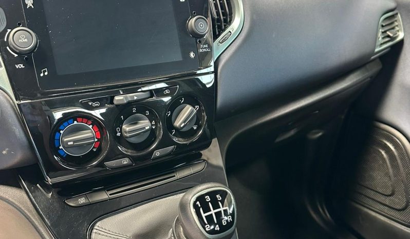 LANCIA YPSILON HYBRID PLATINO pieno
