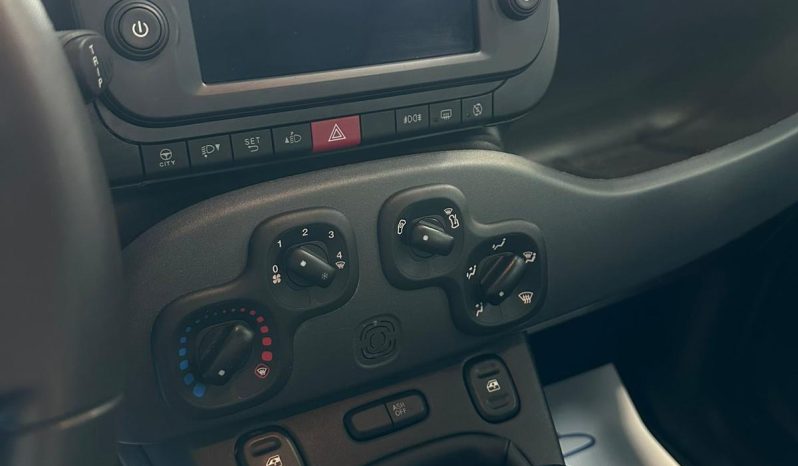 FIAT PANDA CROSS HYBRID pieno