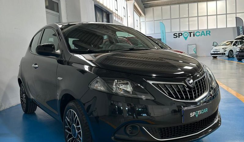 Lancia Ypsilon 1.0 Hybrid 70 CV – Eleganza e Innovazione in un’unica city car pieno