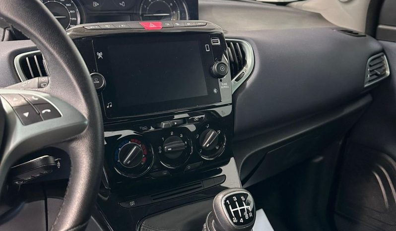 Lancia Ypsilon 1.0 Hybrid 70 CV – Eleganza e Innovazione in un’unica city car pieno