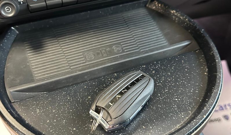 La Nuova Ypsilon LX Hybrid 2025: innovazione e classe pieno