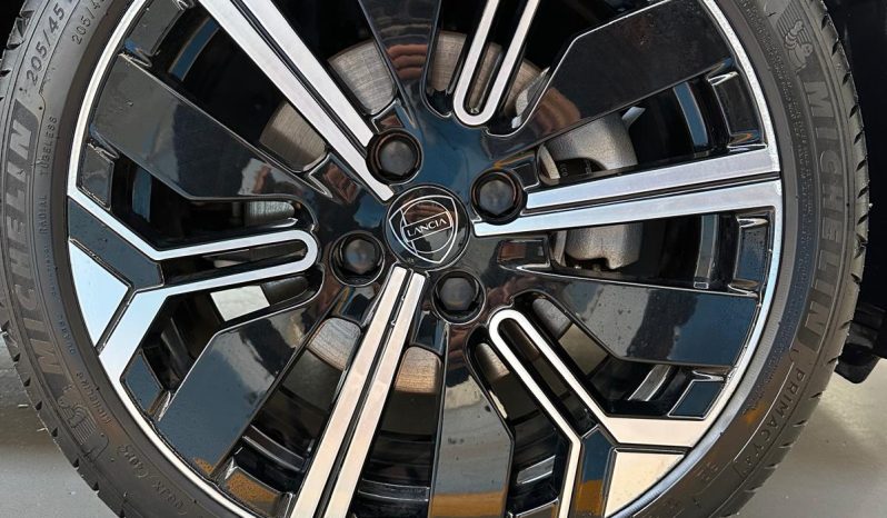 La Nuova Ypsilon LX Hybrid 2025: innovazione e classe pieno