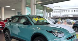 Design moderno con colore Azzurro Acqua metallizzato che ne esalta le linee.