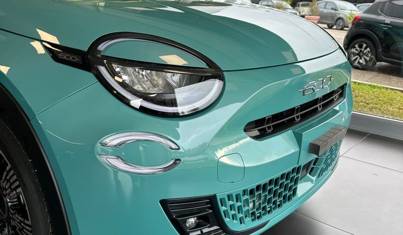 Design moderno con colore Azzurro Acqua metallizzato che ne esalta le linee. pieno