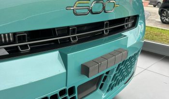 Design moderno con colore Azzurro Acqua metallizzato che ne esalta le linee. pieno