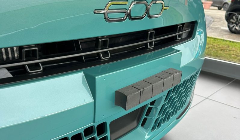 Design moderno con colore Azzurro Acqua metallizzato che ne esalta le linee. pieno