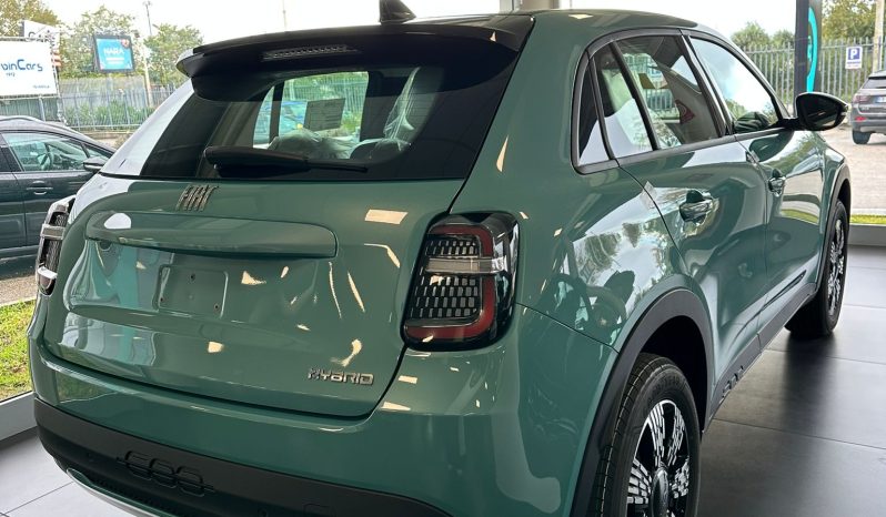 Design moderno con colore Azzurro Acqua metallizzato che ne esalta le linee. pieno