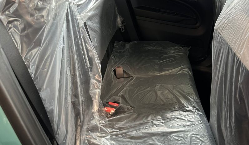 Design moderno con colore Azzurro Acqua metallizzato che ne esalta le linee. pieno