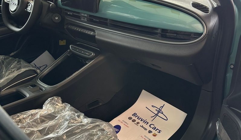 Design moderno con colore Azzurro Acqua metallizzato che ne esalta le linee. pieno