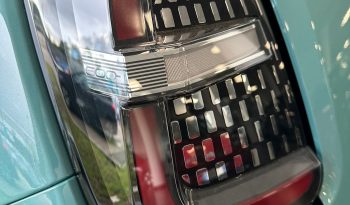 Design moderno con colore Azzurro Acqua metallizzato che ne esalta le linee. pieno