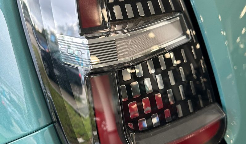 Design moderno con colore Azzurro Acqua metallizzato che ne esalta le linee. pieno