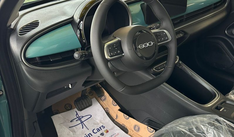 Design moderno con colore Azzurro Acqua metallizzato che ne esalta le linee. pieno