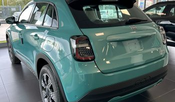 Design moderno con colore Azzurro Acqua metallizzato che ne esalta le linee. pieno