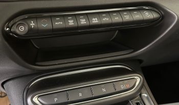 Design moderno con colore Azzurro Acqua metallizzato che ne esalta le linee. pieno