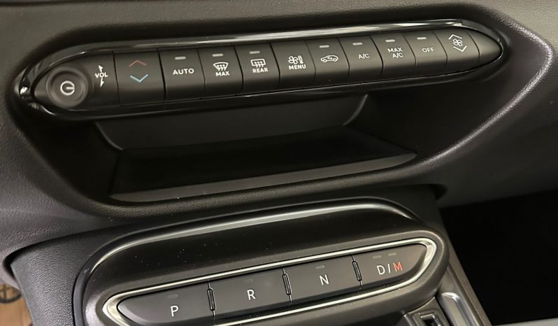 Design moderno con colore Azzurro Acqua metallizzato che ne esalta le linee. pieno