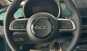 Design moderno con colore Azzurro Acqua metallizzato che ne esalta le linee. pieno