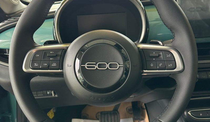 Design moderno con colore Azzurro Acqua metallizzato che ne esalta le linee. pieno