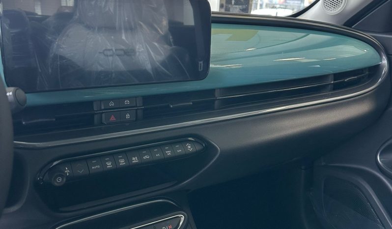 Design moderno con colore Azzurro Acqua metallizzato che ne esalta le linee. pieno