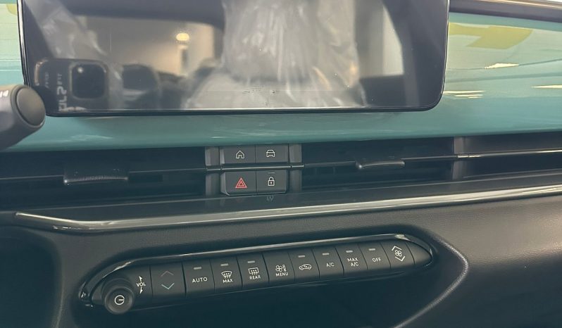 Design moderno con colore Azzurro Acqua metallizzato che ne esalta le linee. pieno