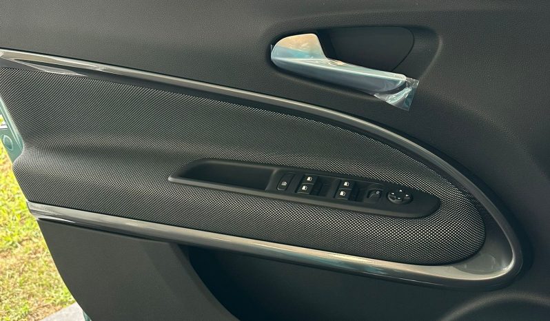 Design moderno con colore Azzurro Acqua metallizzato che ne esalta le linee. pieno