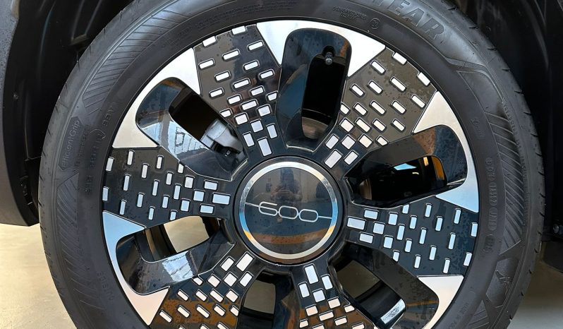 FIAT 600 Hybrid La Prima – Il SUV compatto più esclusivo di FIAT pieno