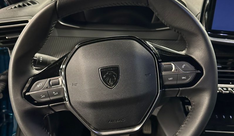 Peugeot 2008 1.2 PureTech Allure – Blu Obsession | 2025 pieno