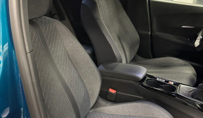 Peugeot 2008 1.2 PureTech Allure – Blu Obsession | 2025 pieno