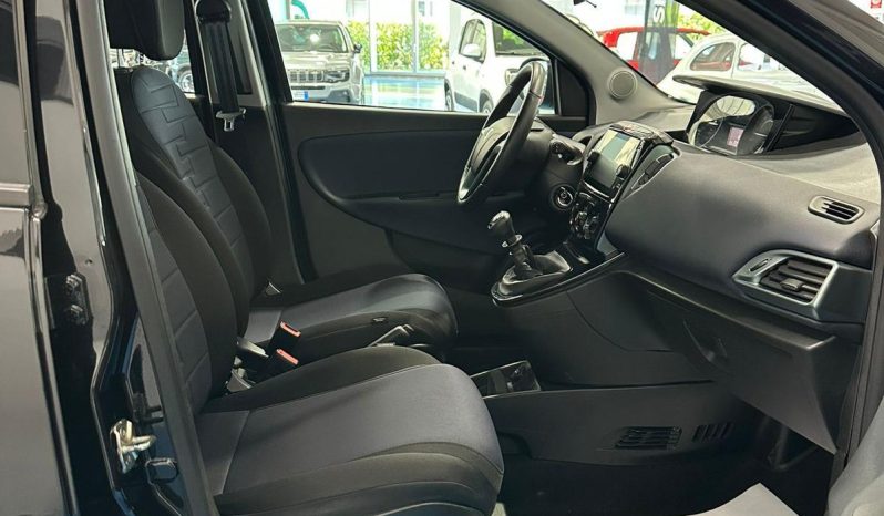 Lancia Ypsilon Hybrid Platino – Anno 2024 | Eleganza & Tecnologia pieno