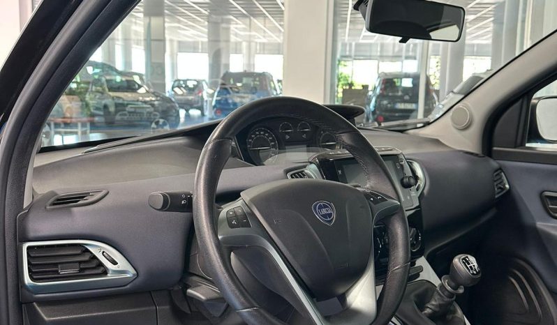 Lancia Ypsilon Hybrid Platino – Anno 2024 | Eleganza & Tecnologia pieno