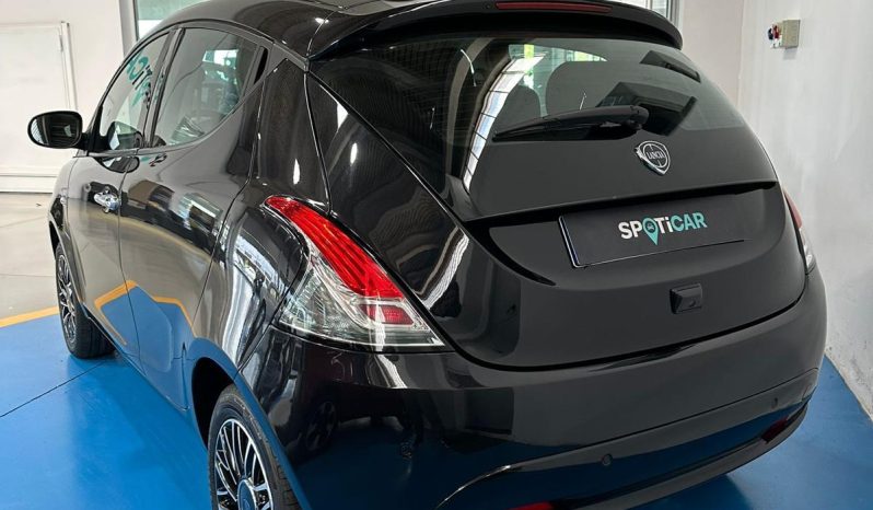 Lancia Ypsilon Hybrid Platino – Anno 2024 | Eleganza & Tecnologia pieno