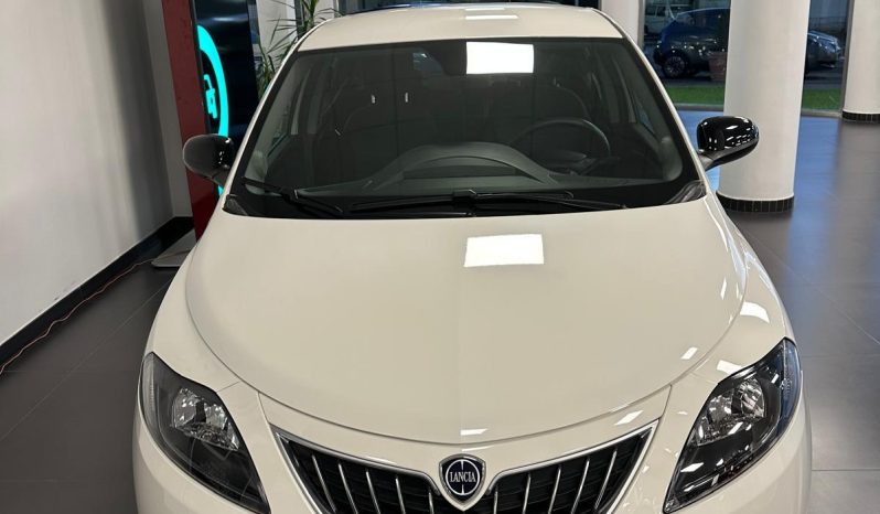 Lancia Ypsilon 2024 Ibrida – Eleganza, Tecnologia e Risparmio in un’unica Auto pieno