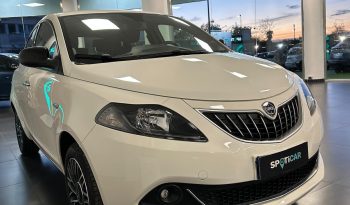 Lancia Ypsilon 2024 Ibrida – Eleganza, Tecnologia e Risparmio in un’unica Auto pieno