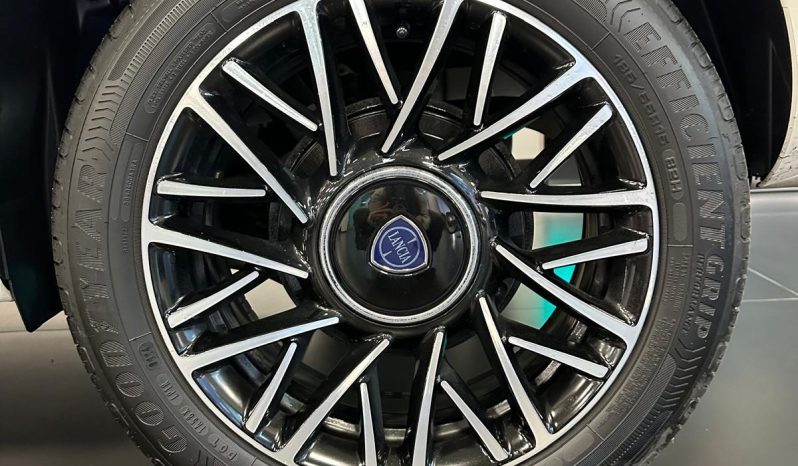 Lancia Ypsilon 2024 Ibrida – Eleganza, Tecnologia e Risparmio in un’unica Auto pieno