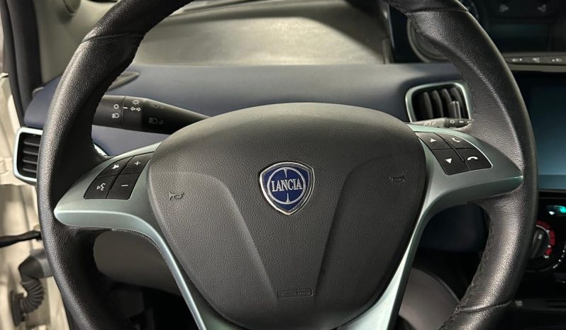 Lancia Ypsilon 2024 Ibrida – Eleganza, Tecnologia e Risparmio in un’unica Auto pieno