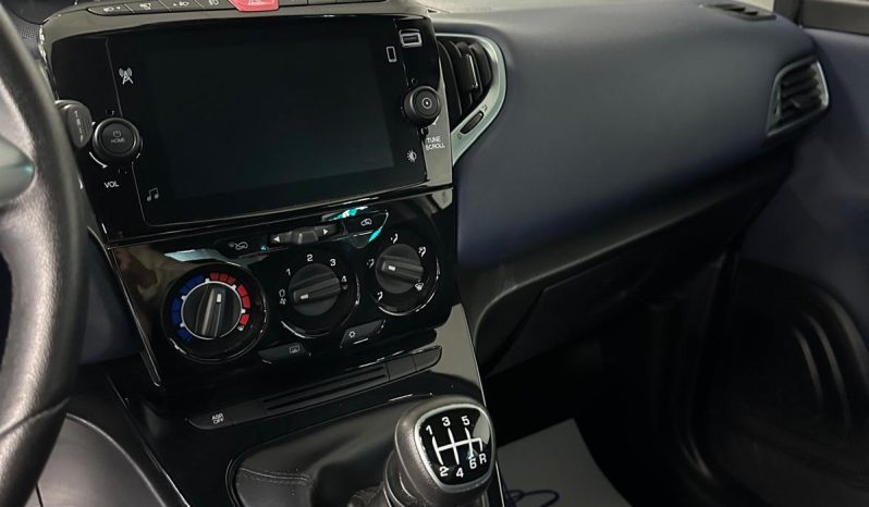 Lancia Ypsilon 2024 Ibrida – Eleganza, Tecnologia e Risparmio in un’unica Auto pieno