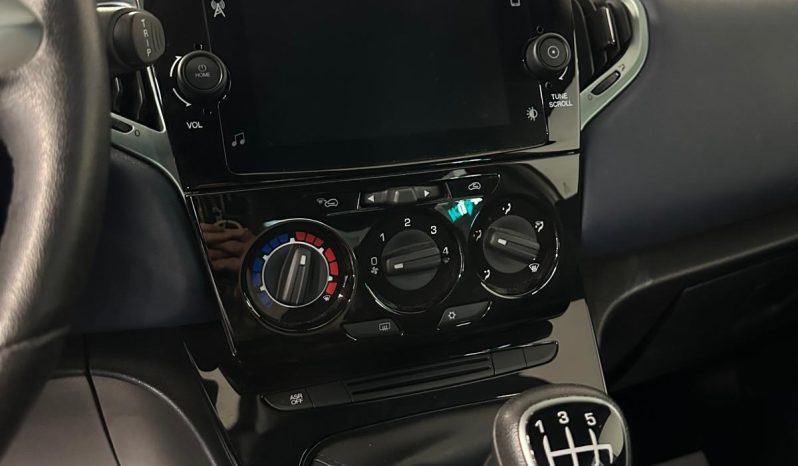 Lancia Ypsilon 2024 Ibrida – Eleganza, Tecnologia e Risparmio in un’unica Auto pieno