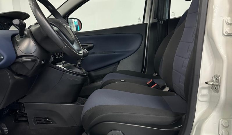 Lancia Ypsilon 2024 Ibrida – Eleganza, Tecnologia e Risparmio in un’unica Auto pieno