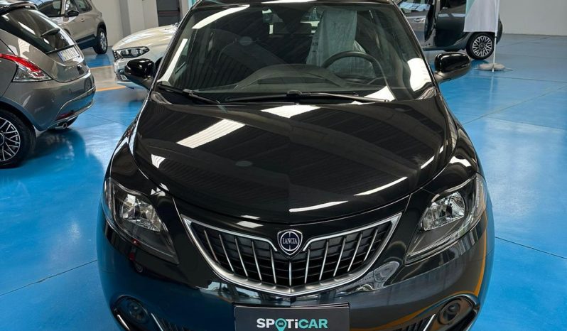 Ypsilon Platino: Lusso Compatto, Motore Ibrido e Dotazioni Esclusive pieno