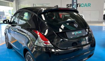 Ypsilon Platino: Lusso Compatto, Motore Ibrido e Dotazioni Esclusive pieno