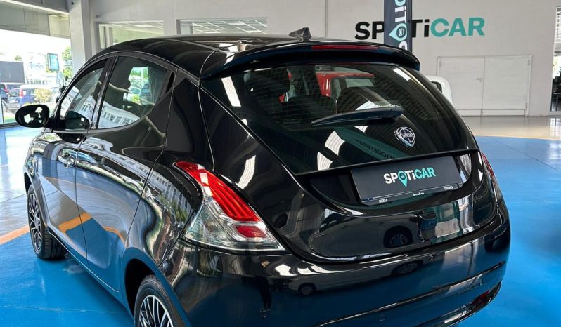 Ypsilon Platino: Lusso Compatto, Motore Ibrido e Dotazioni Esclusive pieno