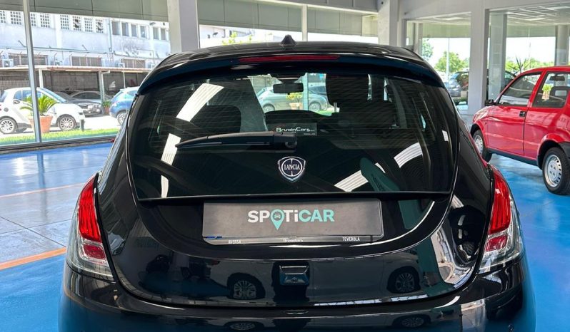 Ypsilon Platino: Lusso Compatto, Motore Ibrido e Dotazioni Esclusive pieno