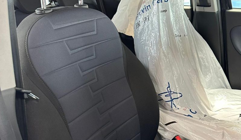 Ypsilon Platino: Lusso Compatto, Motore Ibrido e Dotazioni Esclusive pieno