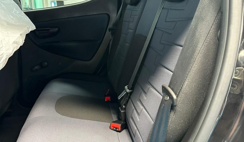 Ypsilon Platino: Lusso Compatto, Motore Ibrido e Dotazioni Esclusive pieno