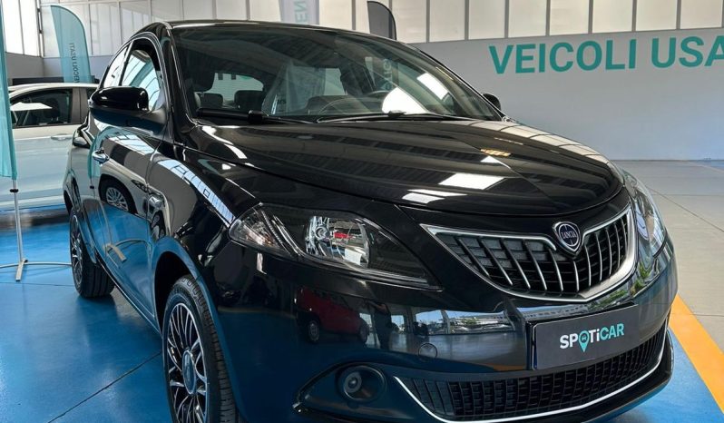 Ypsilon Platino: Lusso Compatto, Motore Ibrido e Dotazioni Esclusive pieno