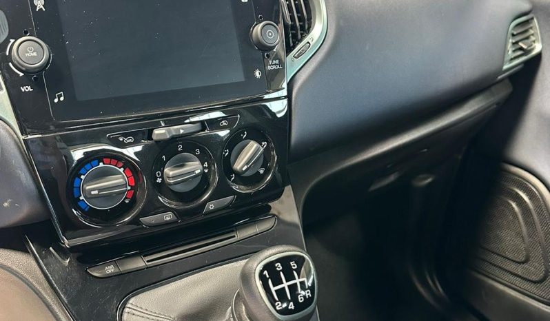 Ypsilon Platino: Lusso Compatto, Motore Ibrido e Dotazioni Esclusive pieno